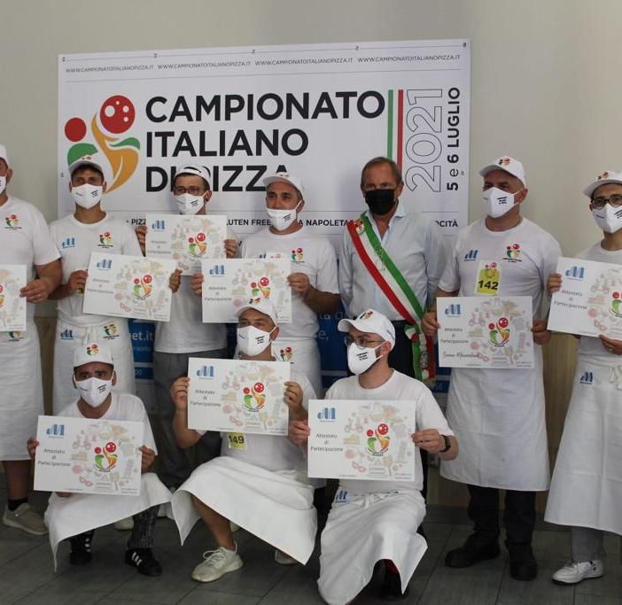 I pizzaioli medagliati con il sindaco di Busto, Emanuele Antonelli
