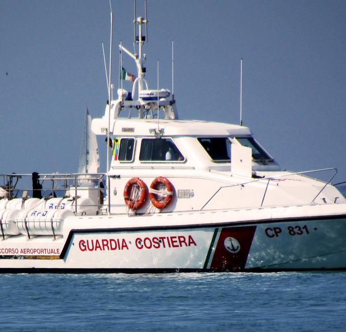 Alla deriva su un cigno gonfiabile, paura per una bimba varesina in Salento