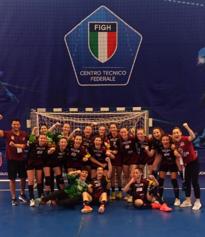 La formazione femminile under 20 di cassano, pallamano, si gioca la semifinale nazionale. Stessa sfida per i ragazzi. Il 12 giugno giorno cruciale