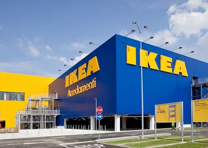 Sostanza irritante nell'aria: evacuate mille persone all'Ikea di Corsico