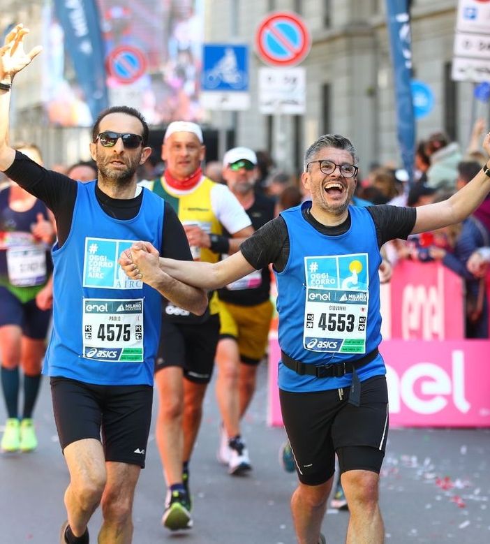 Paolo Bossi, oncologo specialista dei tumori testa-collo, e Giovanni Pignataro, avvocato e consigliere comunale a Gallarate: esultanza all'arrivo della Milano Marathon