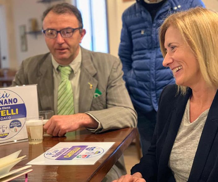 A destra, la sindaca Maria Elena Catelli pronta alle dimissioni in caso di voto contrario anche della maggioranza