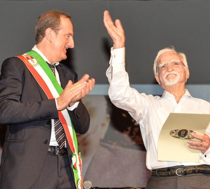 Ginetto Grilli, mentre riceve la benemerenza dal sindaco Antonelli
