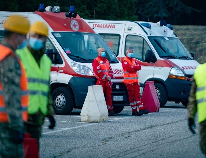 Il punto tamponi “drive-in” si sposta alla Caserma Ugo Mara. Fino a 1.300 test al giorno