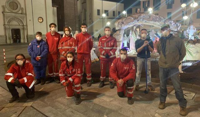 I volontari della Croce Rossa predispongono il presepe in piazza Santa Maria
