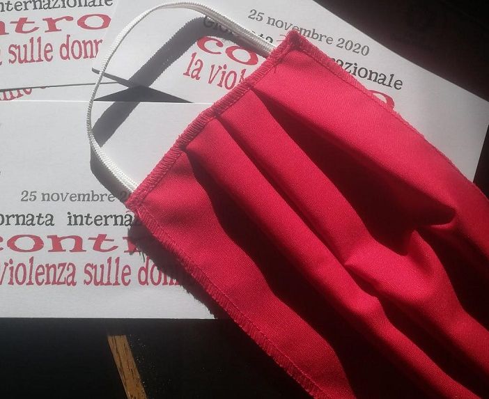 Mille mascherine rosse distribuite nella Giornata internazionale contro la violenza sulle donne