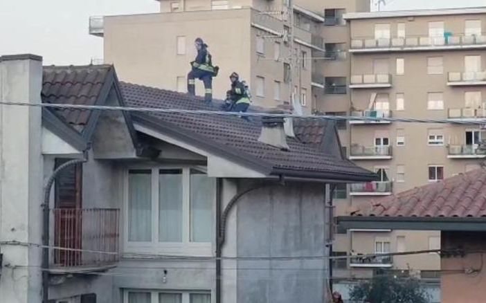 Canna fumaria in fiamme a Cavaria, vigili del fuoco in azione davanti alla stazione