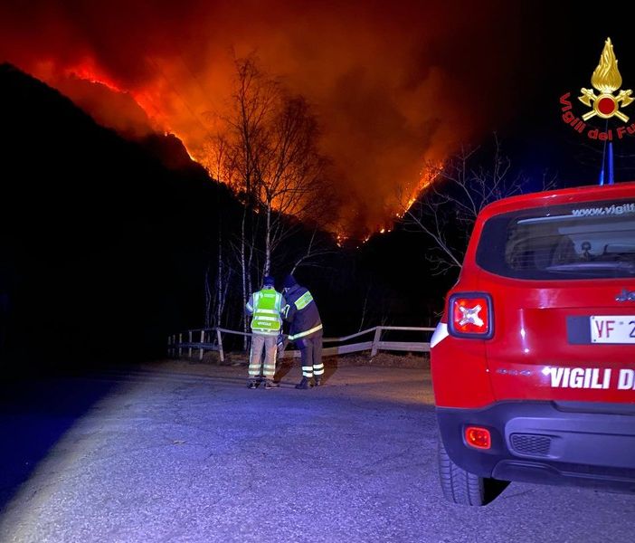Bruciano ancora i boschi di Indemini: le fiamme alimentate dal forte vento sono sempre più vicine al confine con il Varesotto