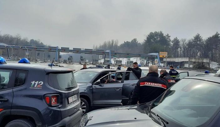 Inseguito per 64 chilometri, forza tre posti di blocco e viene arrestato: non si sa perché scappasse