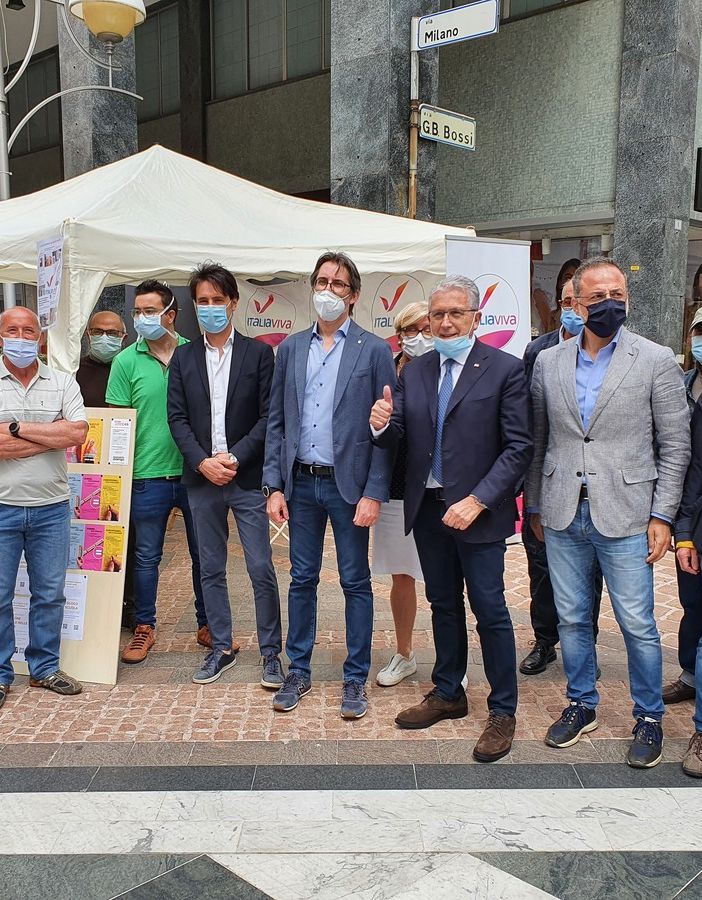 “5 Sì per una Giustizia più giusta”: banchetto di Italia Viva in centro a Busto