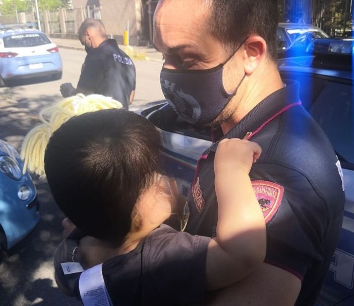 Furto, aggressione e inseguimento con bimbo a bordo. Due donne arrestate dalla polizia