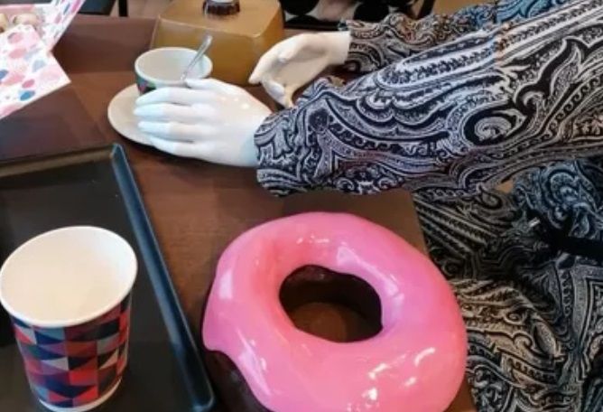 Fabio Longhin e le connessioni tra arte e pasticceria: «Non spariranno, ci rappresentano». E nella caffetteria riaperta trovi i manichini