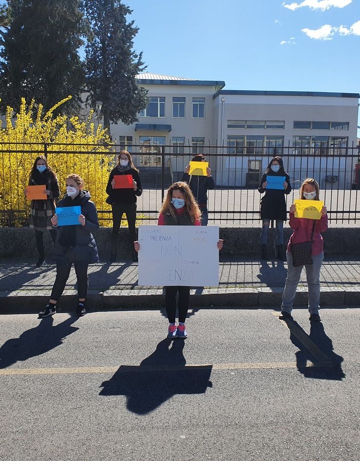 «Giù le mani dalla scuola». La protesta dei genitori delle De Amicis contro la Dad