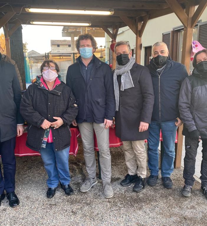 Maturi, primo a sinistra, in visita al canile di Busto Arsizio