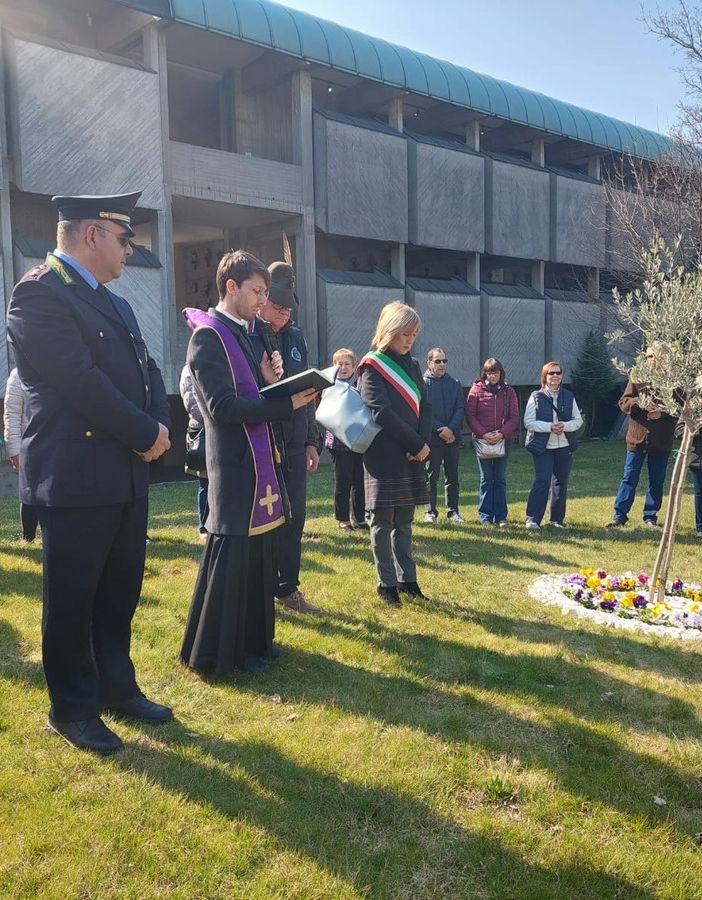 La comunità castellanzese si stringe intorno all’ulivo in memoria delle vittime del covid