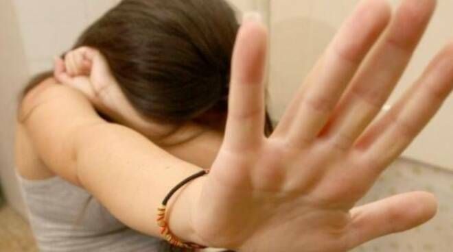 Molesta una barista di 18 anni: il padre della ragazza lo incontra per strada e lo picchia
