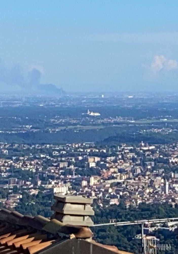 Grattacielo in fiamme a Milano, la gigantesca colonna di fumo visibile dal Sacro Monte