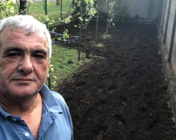 Bimbi a lezione nell’orto. Il consigliere Tallarida prepara il terreno