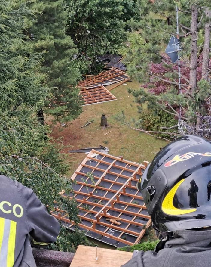 Maltempo, trenta interventi dei vigili del fuoco nel Varesotto. Condominio scoperchiato a Gorla Maggiore