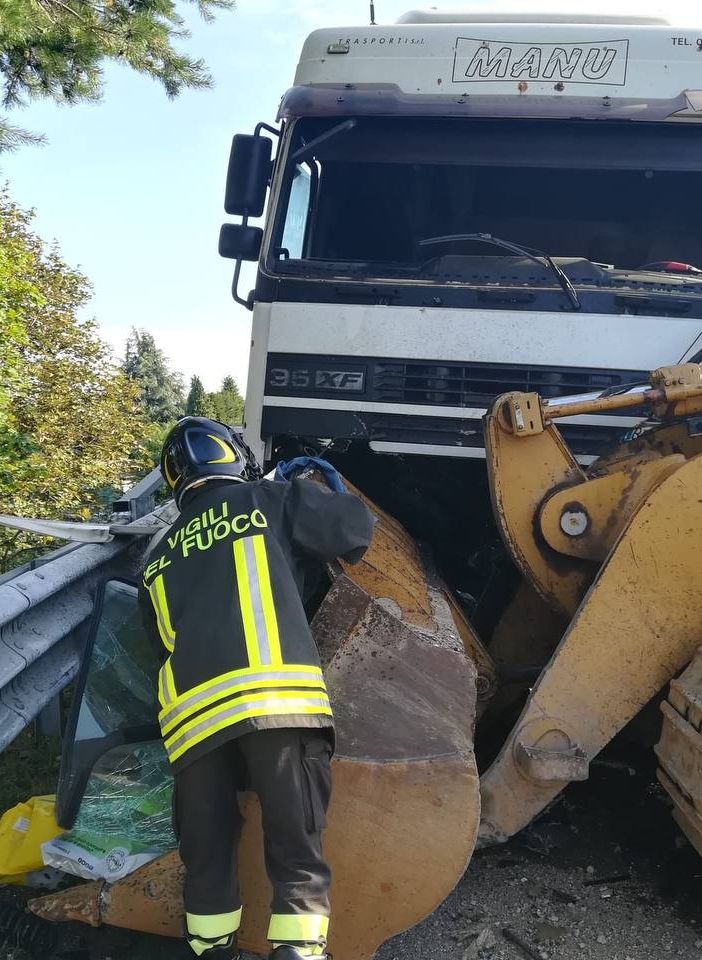 FOTO. Mezzo pesante &quot;perde&quot; ruspa in autostrada: schianto con un altro camion sul raccordo A8/A26
