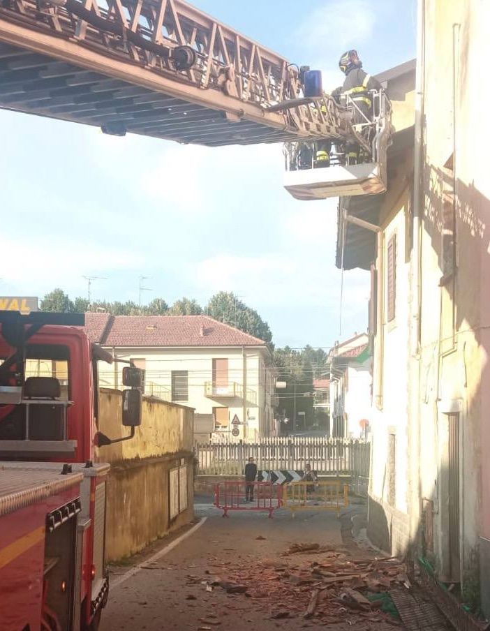 FOTO. Crollano in strada tegole e grondaia, a Somma intervengono i vigili del fuoco