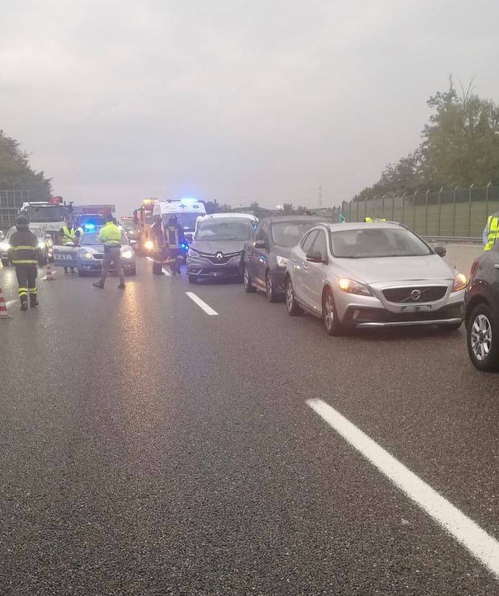FOTO. Incidente in autostrada: carambola tra cinque auto, due ragazzi feriti e disagi alla circolazione