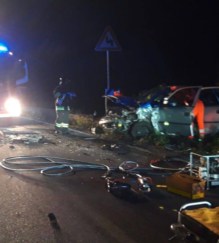 FOTO. Frontale nella notte sulla statale 394: tre feriti. Uno degli occupanti incastrato tra le lamiere