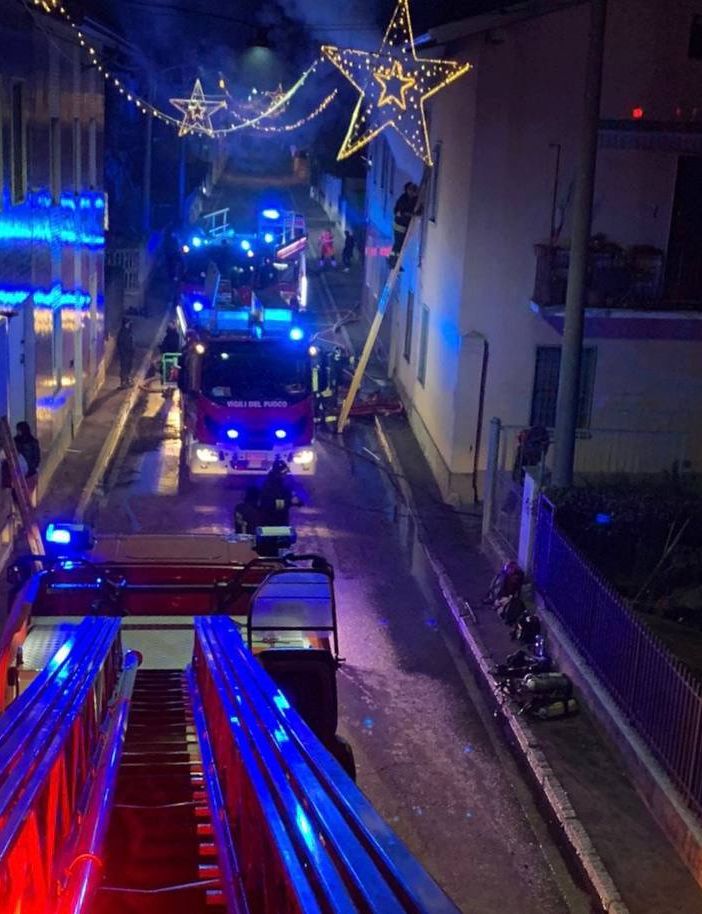 FOTO. Venegono, appartamento in fiamme nella notte: sette persone bloccate all'interno salvate dai vigili del fuoco