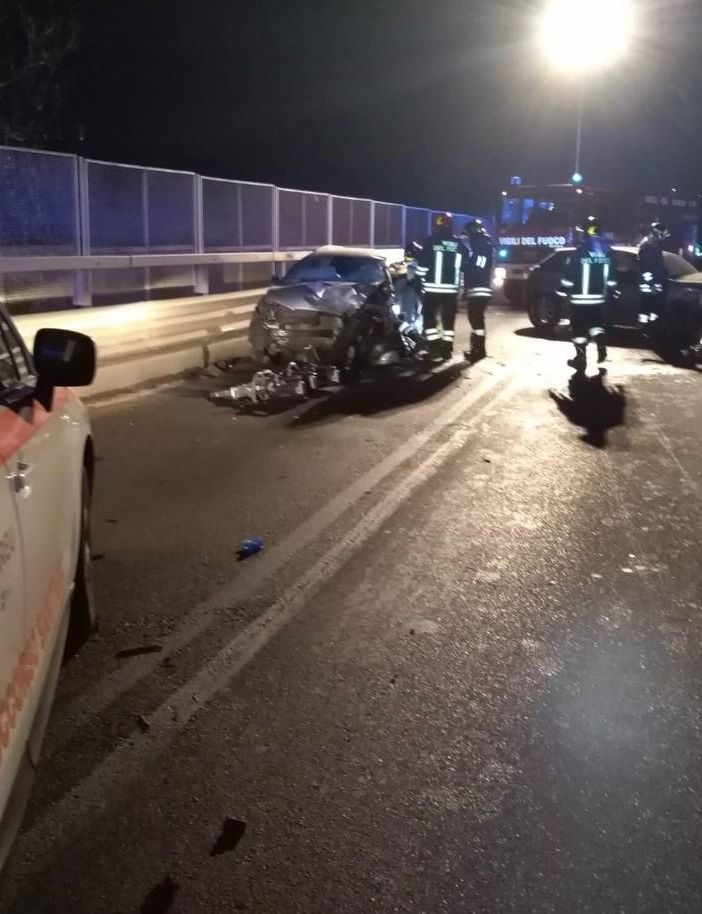 FOTO. Schianto frontale sul viadotto di Cairate: due feriti in gravi condizioni