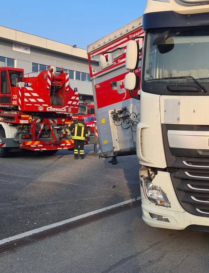 FOTO. Camion perde il rimorchio, intervengono i vigili del fuoco