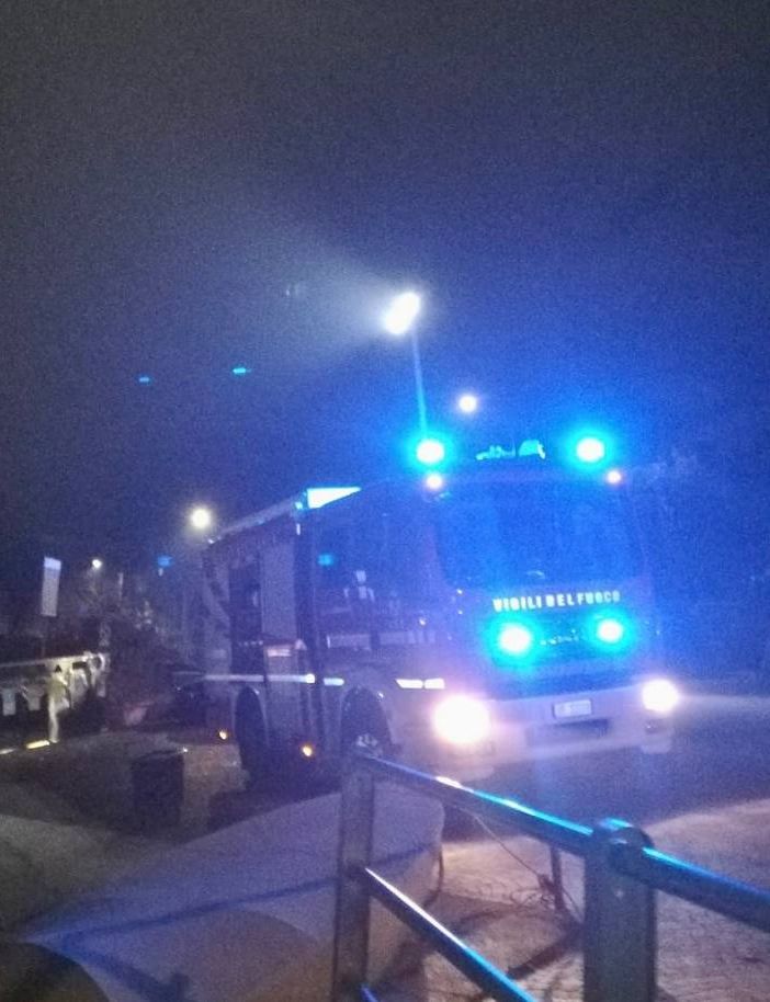 Si lancia nelle acque del lago all'Eremo di Santa Caterina del Sasso: salvato in extremis