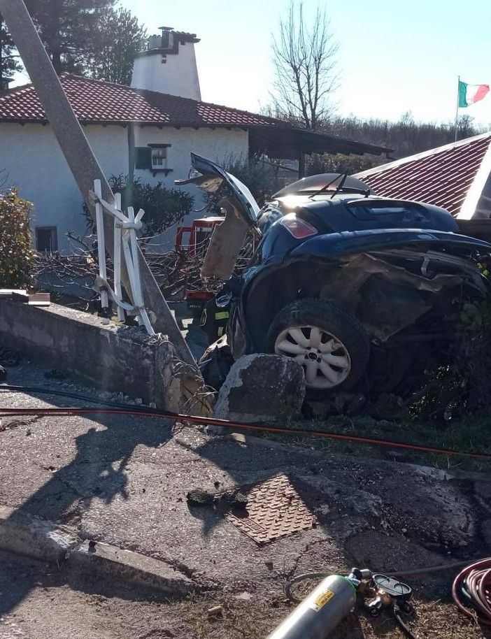 Pauroso incidente a Cassano Magnago: auto si schianta contro un muro, grave un ragazzo di 21 anni