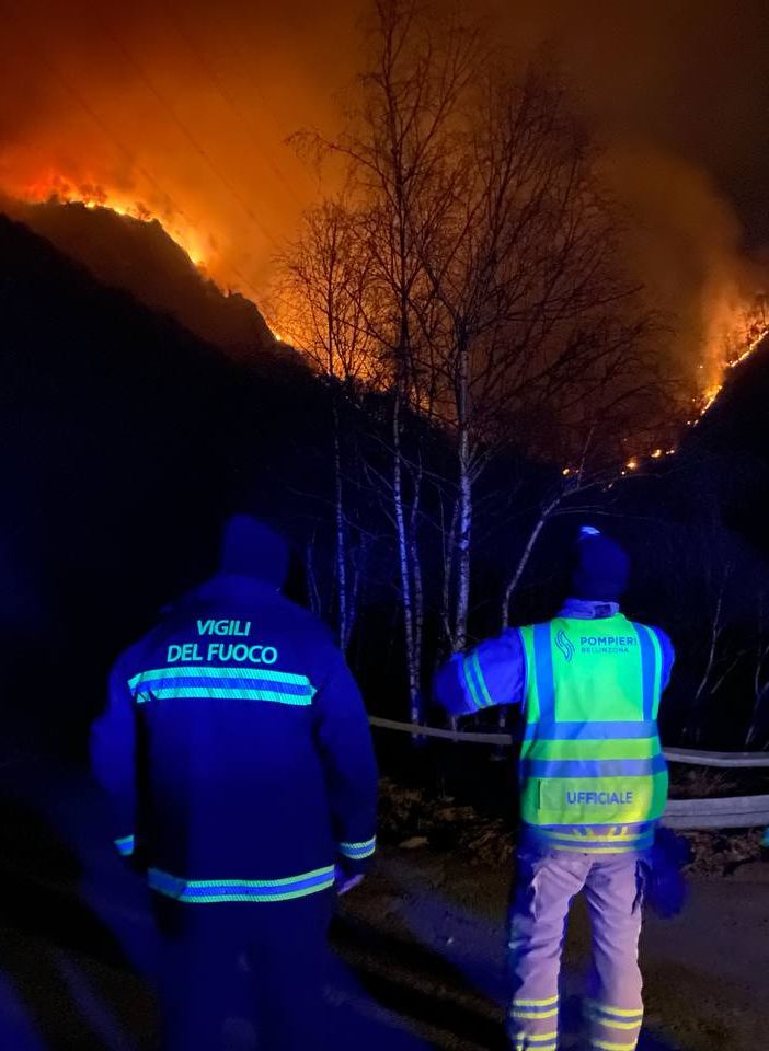 FOTO. Un'altra notte di fuoco a Indemini: il vento spinge le fiamme verso i boschi del Varesotto