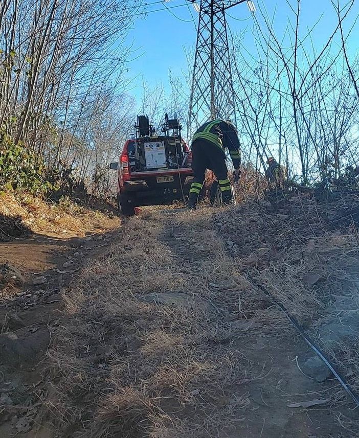 Vento forte su tutta la provincia: alberi caduti, tetti scoperchiati e incendi. Quaranta interventi dei vigili del fuoco, a Malnate Canadair in azione