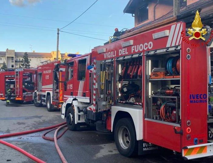Fiamme divorano il tetto di una villetta: per spegnerlo in azione in forze i vigili del fuoco