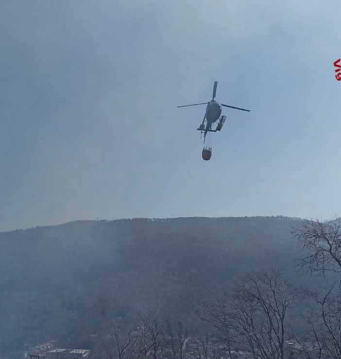 FOTO. Ancora boschi in fiamme nel Varesotto: al lavoro vigili del fuoco e un elicottero