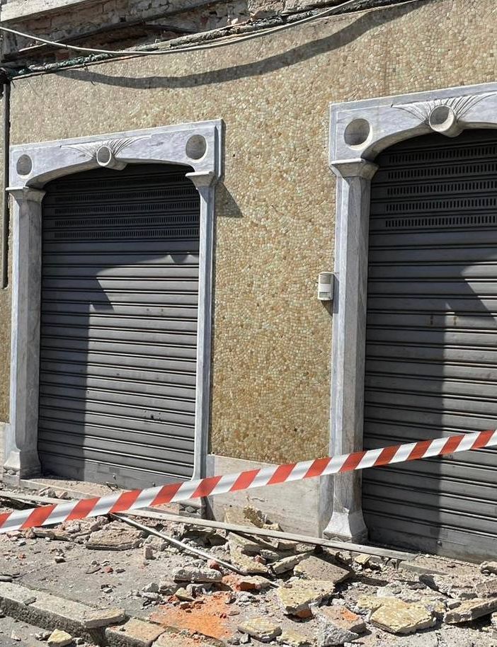 Materiale edilizio crolla sul marciapiede: momenti di paura a Gallarate