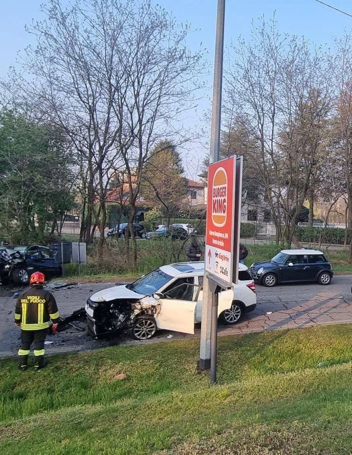Pauroso frontale sul Sempione a Busto: due feriti e traffico in tilt