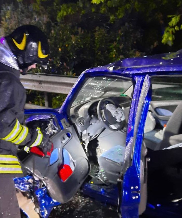 FOTO. Schianto nella notte a Buguggiate: due feriti nelle auto accartocciate