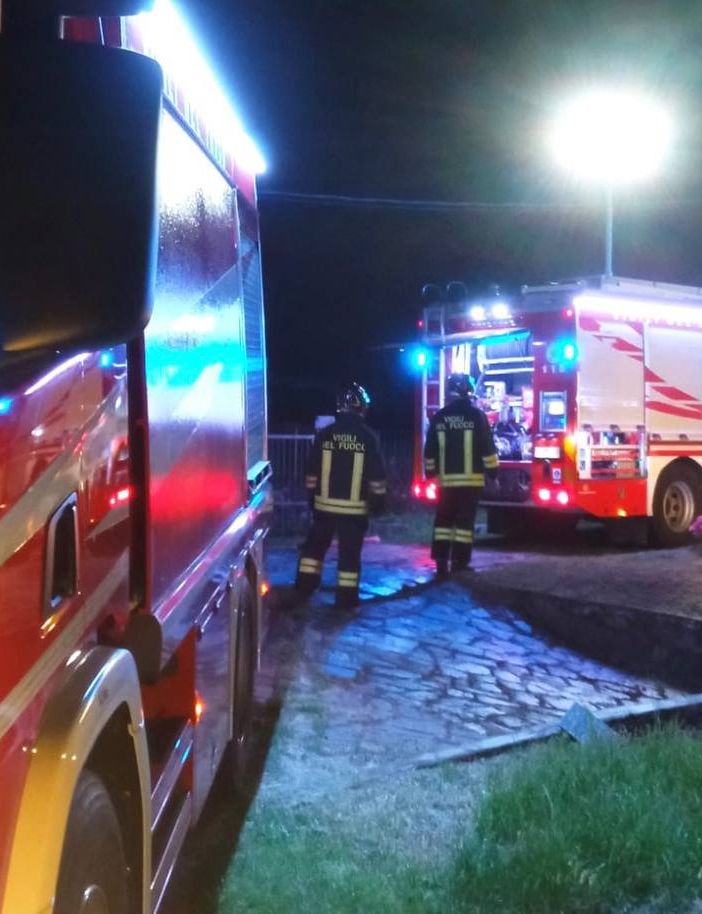 In fiamme deposito vicino a una casa, a Cadrezzate intervengono i vigili del fuoco