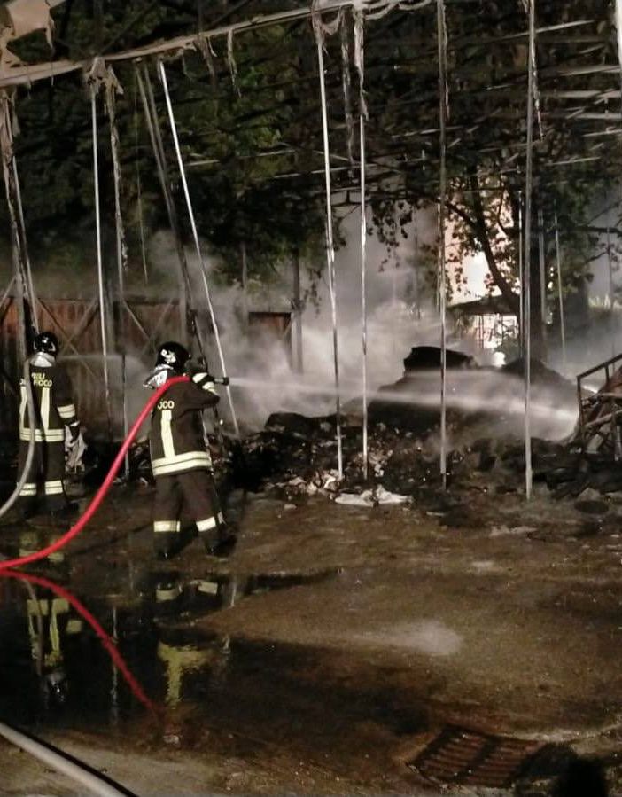 Capannone in fiamme a Venegono Inferiore: intervento in forze dei vigili del fuoco