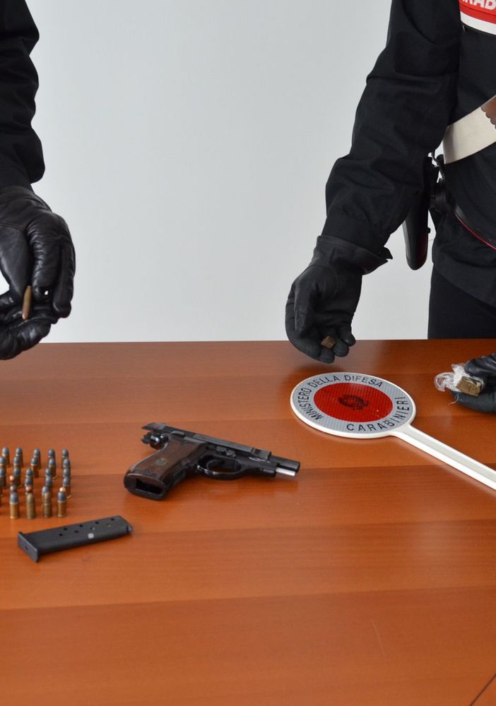 Castellanza, nascondeva in casa una pistola carica e proiettili di vario calibro: arrestato