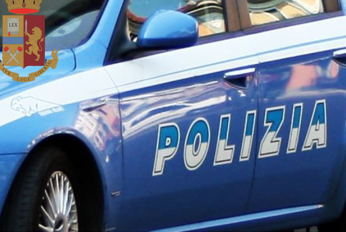Cerca di schivare il posto di blocco ma viene fermato: clandestino denunciato per ricettazione e guida senza patente