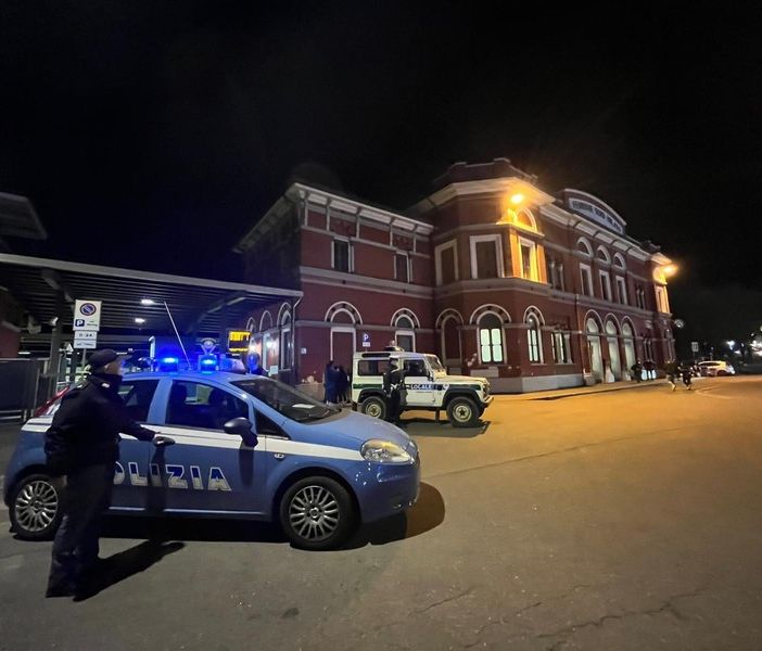 Aggressione con coccio di bottiglia nel piazzale della stazione a Varese, libico a processo per tentato omicidio