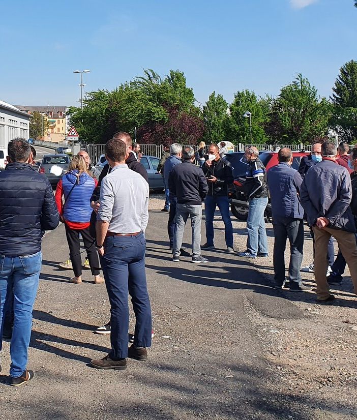 Il presidio organizzato dai sindacati in via del Roccolo