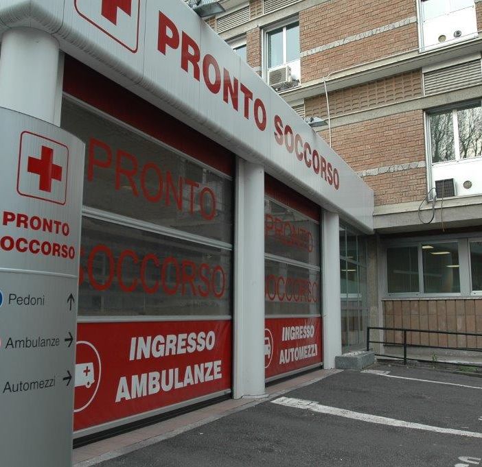 Autobus frena per evitare un pedone, tre passeggeri in ospedale