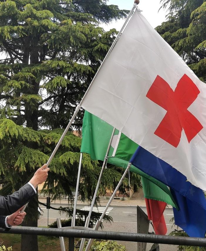 Il sindaco di Samarate Puricelli con il vessillo della Croce Rossa