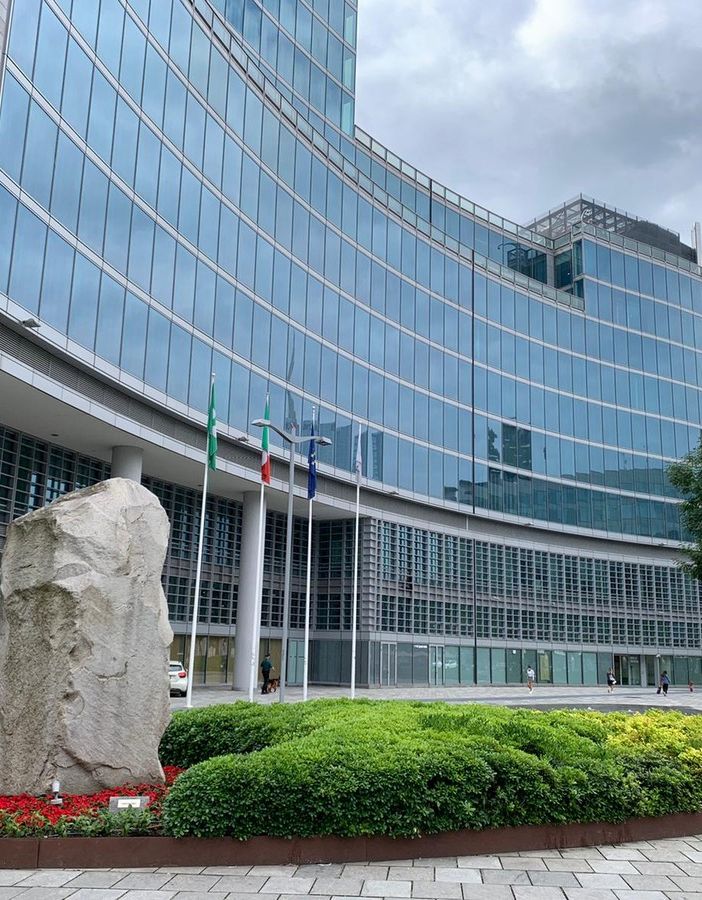 L'annuncio di Fontana: «La Lombardia resta in fascia gialla». Ma massima attenzione alle varianti: sono presenti nel 30% dei tamponi positivi
