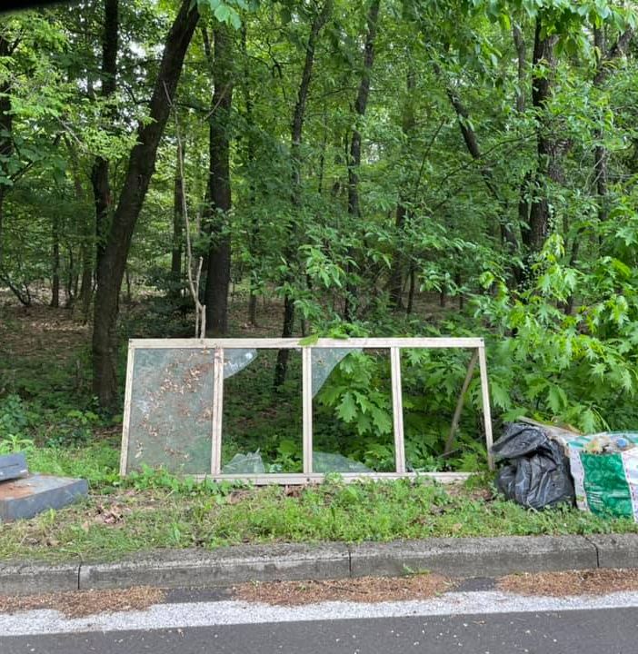 Olgiate, rifiuti abbandonati sul ciglio della strada. «Il problema è chi lavora nell’illegalità»
