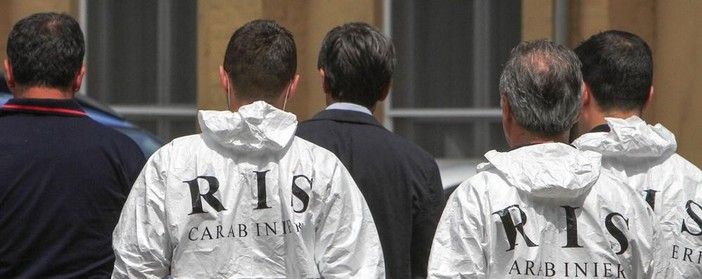 Identificato il cadavere carbonizzato nell'ex fabbrica lungo l'Autolaghi: fermato il figlio